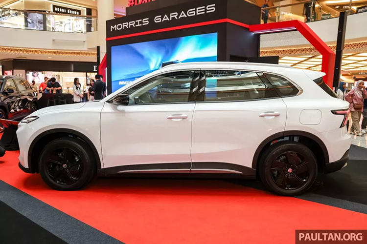 Bản Com Long Range được bổ sung ghế nỉ pha da có logo MG đục lỗ, ghế lái chỉnh điện 6 hướng và đệm lưng chỉnh tay. Trong khi đó, bản Lux được trang bị mâm 18 inch sơn hai tông màu, gương chiếu hậu gập điện, cửa sổ trời toàn cảnh, vô lăng bọc da, sạc điện thoại không dây, bệ tì tay hàng ghế sau, đèn đọc sách, hệ thống âm thanh 6 loa, gạt mưa tự động, cốp điện tích hợp cảm biến đá cốp và camera 360 độ.