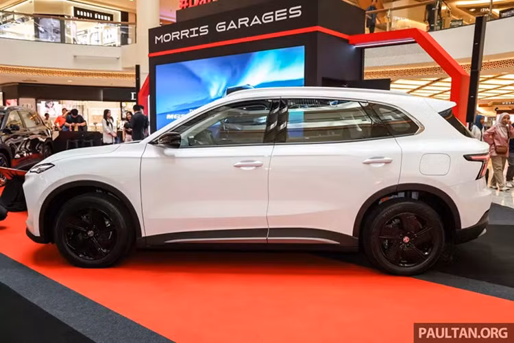 Bản Com Long Range được bổ sung ghế nỉ pha da có logo MG đục lỗ, ghế lái chỉnh điện 6 hướng và đệm lưng chỉnh tay. Trong khi đó, bản Lux được trang bị mâm 18 inch sơn hai tông màu, gương chiếu hậu gập điện, cửa sổ trời toàn cảnh, vô lăng bọc da, sạc điện thoại không dây, bệ tì tay hàng ghế sau, đèn đọc sách, hệ thống âm thanh 6 loa, gạt mưa tự động, cốp điện tích hợp cảm biến đá cốp và camera 360 độ.