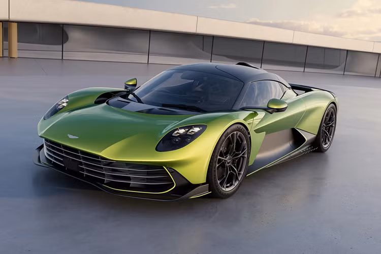 Lý do được bật mí là do đại lý chia sẻ hãng dự kiến không sản xuất dòng xe Aston Martin Valhalla nữa, dù đã nhận cọc của ông Đặng Lê Nguyên Vũ trong hơn 3 năm qua, tiền cọc không được chia sẻ, nhưng giá mua được phía "Qua" Vũ tiết lộ gần 100 tỷ đồng.