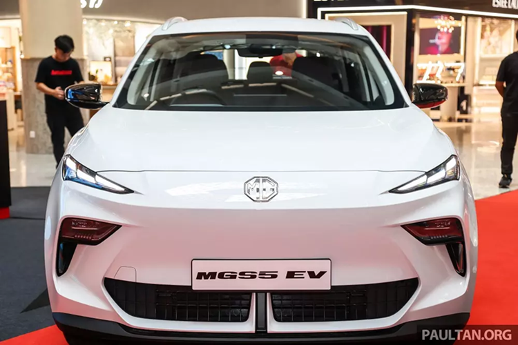 Là đối thủ cạnh tranh của BYD Atto 3, MG S5 EV có giá dao động từ 116.548 - 136.548 RM (khoảng 70﻿8 - 830 triệu đồng). 500 khách hàng đầu tiên mua xe sẽ được giảm giá và tặng bộ sạc miễn phí.