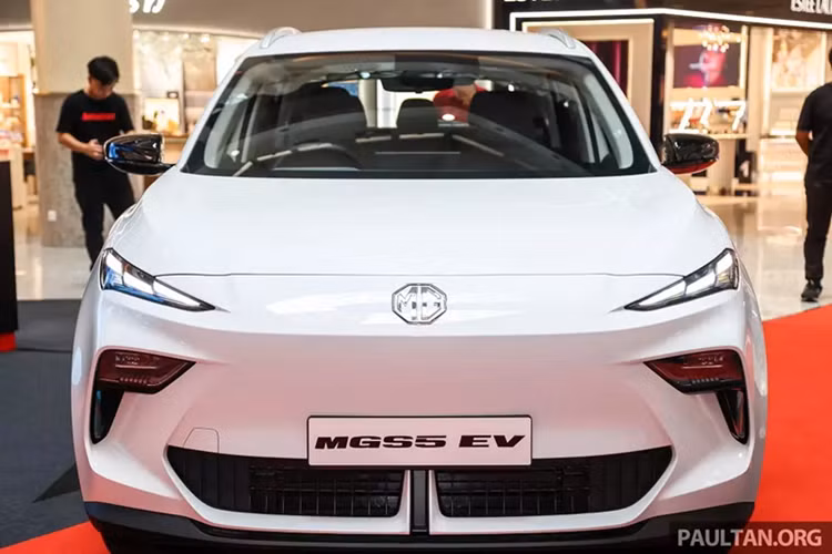 Là đối thủ cạnh tranh của BYD Atto 3, MG S5 EV có giá dao động từ 116.548 - 136.548 RM (khoảng 70﻿8 - 830 triệu đồng). 500 khách hàng đầu tiên mua xe sẽ được giảm giá và tặng bộ sạc miễn phí.