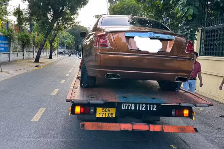 Chiếc xe siêu sang Rolls-Royce Ghost này sở hữu bộ áo màu cánh gián rất lạ mắt, xe thuộc bản Series I, và dòng này hiện có giá bán trên 6 tỷ đồng. Xe nằm trên cứu hộ nên nhiều khả năng đã có chủ nhân.