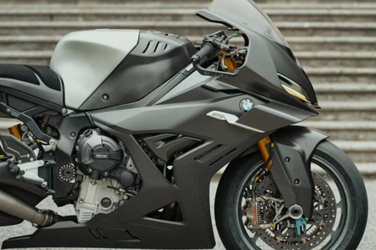 Toàn bộ thân xe lộ rõ kết cấu bằng sợi carbon và nhôm, yếu tố không chỉ tạo vẻ ngoài mạnh mẽ mà còn góp phần giảm thiểu trọng lượng. BMW Motorrad cho biết từng bộ phận, từ khung chính đến phần đuôi bằng nhôm, đều được thiết kế lại để đạt hiệu quả cao nhất về độ cứng và khối lượng.