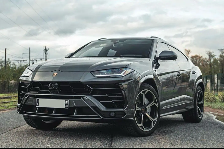 Lamborghini Urus từng được mệnh danh là chiếc SUV nhanh nhất thế giới, xe này được trang bị động cơ xăng V8, tăng áp kép, dung tích 4.0 lít, sản sinh công suất tối đa 650 mã lực và mô-men xoắn cực đại 850 Nm.