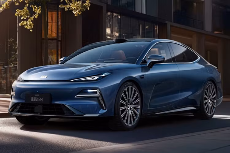 Theo giới quan sát, trong tháng 5 hoặc tháng 6 tới đây, Chery sẽ tung ra đối thủ cạnh tranh trực tiếp của Geely Galaxy Starshine 8 là Fulwin A9. Đây là mẫu xe năng lượng mới sẽ có mức giá dự kiến khoảng 100.000 Nhân dân tệ (350 triệu đồng).