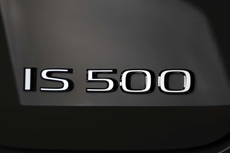 IS 500 Ultimate Edition được phát triển dựa trên dòng IS 500 F SPORT Performance. Ultimate Edition cũng giới thiệu màu ngoại thất F SPORT độc quyền mới: Wind (màu xám ánh kim) thể hiện đặc tính năng động của trải nghiệm lái. Bộ mâm hợp kim sơn màu đen mờ kích thước 19 inch của BBS được thiết kế để giảm trọng lượng và tăng độ cứng.