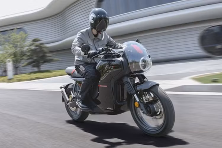 Hệ thống này có thể kết nối điện thoại thông minh và hỗ trợ kết nối với camera DJI, cho phép người dùng ghi hình hành trình theo phong cách cá nhân hóa. Xe còn được trang bị hệ thống khóa thông minh NFC, thay thế hoàn toàn chìa cơ truyền thống.