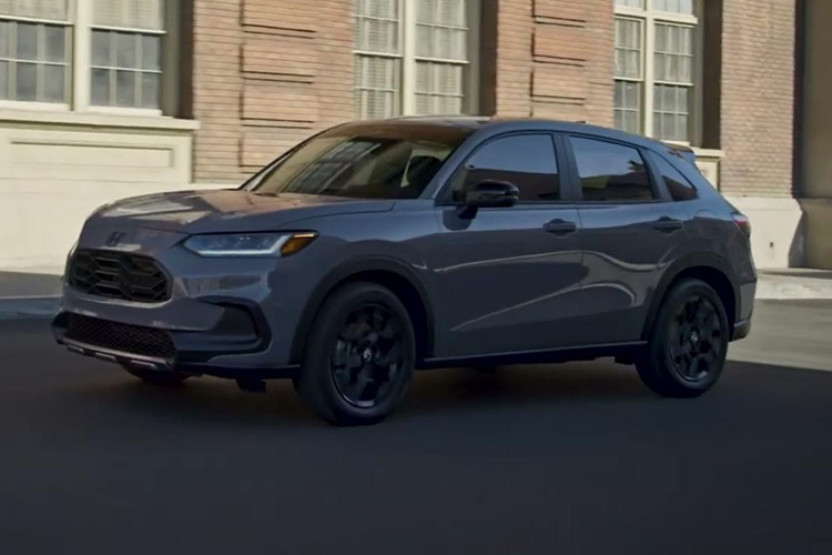 Nếu muốn trang bị hệ dẫn động 4 bánh toàn thời gian AWD cho xe, người tiêu dùng Mỹ cần chi thêm số tiền 1.500 USD. Giá bán của Honda HR-V 2026 tại Mỹ dao động từ 26.200 - 31.550 USD (khoảng 680 - 819 triệu đồng), chưa bao gồm phí vận chuyển 1.395 USD. Có thể thấy những cải tiến kể trên đi mức giá tăng thêm 800 USD.