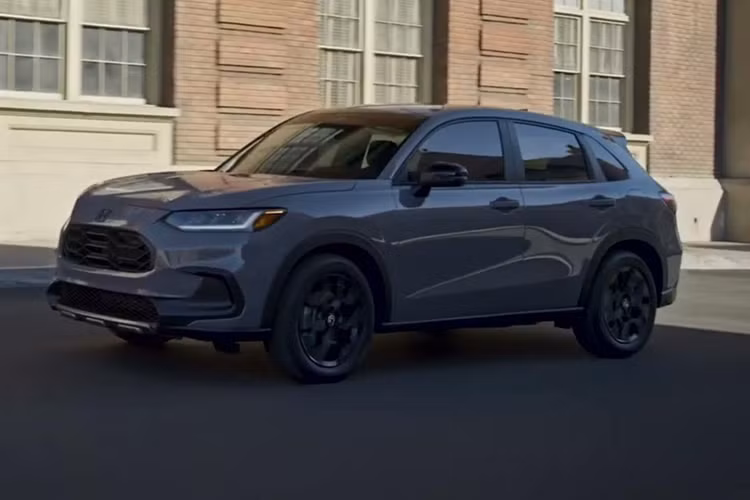 Nếu muốn trang bị hệ dẫn động 4 bánh toàn thời gian AWD cho xe, người tiêu dùng Mỹ cần chi thêm số tiền 1.500 USD. Giá bán của Honda HR-V 2026 tại Mỹ dao động từ 26.200 - 31.550 USD (khoảng 680 - 819 triệu đồng), chưa bao gồm phí vận chuyển 1.395 USD. Có thể thấy những cải tiến kể trên đi mức giá tăng thêm 800 USD.