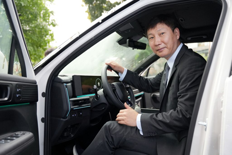 Phát biểu tại sự kiện, ông Nguyễn Anh Tú, Tổng Giám đốc của Công ty cổ phần Liên doanh ô tô Hyundai Thành Công Việt Nam chia sẻ: “Thể thao, đặc biệt là bóng đá luôn có sức mạnh trong việc gắn kết con người, vượt qua mọi ranh giới địa lý.