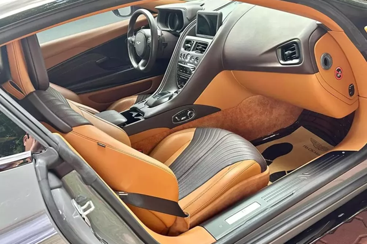 Đuôi xe Aston Martin DB11 có một cặp đèn hậu LED hình chữ C làm tâm điểm của mọi sự chú ý, khác với Aston Martin Vanquish, đèn hậu của Aston Martin DB11 mỏng hơn rất nhiều và dưới chân chữ C được kéo dài sang đến cốp đuôi sau.