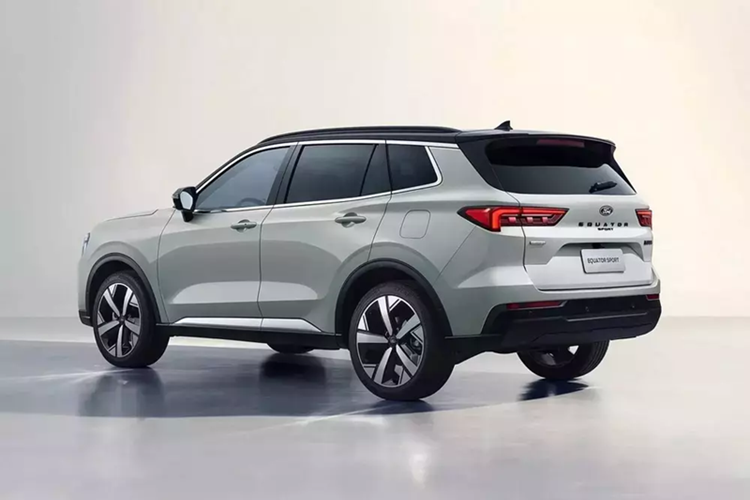 Đáng tiếc là Ford Territory tại Việt Nam không được trang bị bộ mâm 20 inch mới với thiết kế khỏe khoắn như Equator Sport ở thị trường Trung Quốc. Thay vào đó, xe dùng bộ vành có thiết kế 5 chấu kép kém ấn tượng hơn.