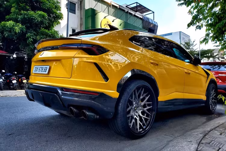 Tuy nhiên, chiếc siêu SUV Lamborghini Urus độ TopCar Design này còn được chủ nhân nâng cấp lên hệ thống ống xả titanium đẹp mắt của thương hiệu Ryft nhằm mang đến âm thanh phấn khích hơn cũng như giúp xe giảm đến 10 kg và tất nhiên phải tăng công lực.
