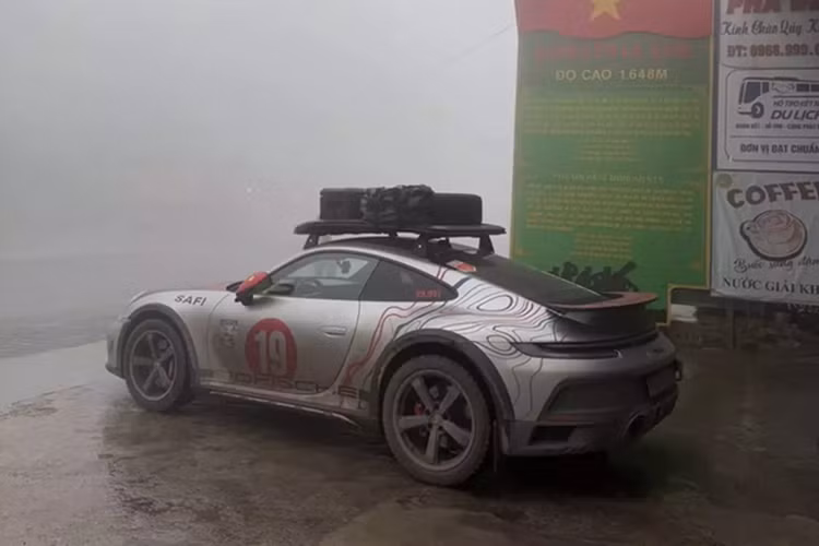 Chiếc xe thể thao Porsche 911 Dakar này mang số thứ tự 1.904/2500 xe sản xuất toàn cầu, trong đó, 19 là ngày sinh và 04 là tháng sinh của chủ xe.