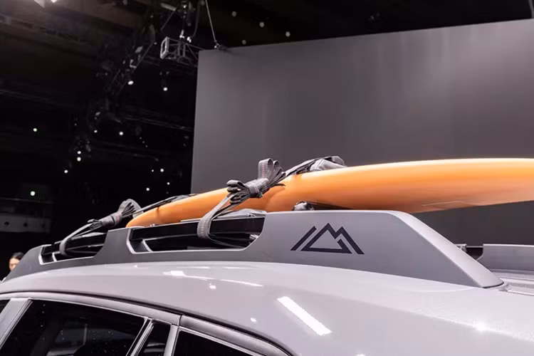 Điểm nhấn tiếp theo của mẫu xe này là thanh giá nóc để chằng, buộc đồ cho những chuyến đi dã ngoại. Trên giá nóc và cửa cốp đều có biểu tượng những ngọn núi như đặc điểm nhận dạng của phong cách Adventure.