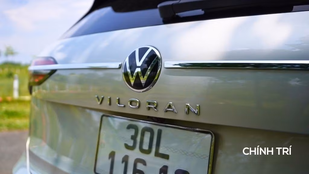 Dòng chữ "Viloran" cùng logo xe được đặt tinh tế ở vị trí trung tâm, kết nối bằng một thanh chrome mảnh kéo dài xuyên suốt, đi qua cụm đèn hậu và mở rộng ra hai bên. Thiết kế này không chỉ tạo sự liền mạch, mà còn mang đến vẻ đẹp sang trọng, hiện đại và đầy ấn tượng cho phần đuôi xe.