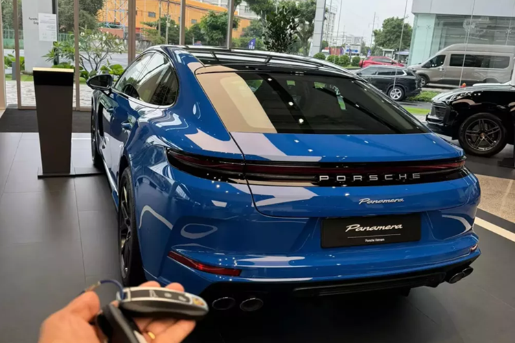 Thời điểm này để đặt mua 1 chiếc xe Porsche Panamera 2025 có khi phải mất 1 năm, vì thế, xe có sẵn này nhận được nhiều sự quan tâm, nhưng giá cả có thể là rào cản khiến xe vẫn chưa tìm thấy chủ nhân.