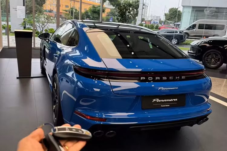 Thời điểm này để đặt mua 1 chiếc xe Porsche Panamera 2025 có khi phải mất 1 năm, vì thế, xe có sẵn này nhận được nhiều sự quan tâm, nhưng giá cả có thể là rào cản khiến xe vẫn chưa tìm thấy chủ nhân.
