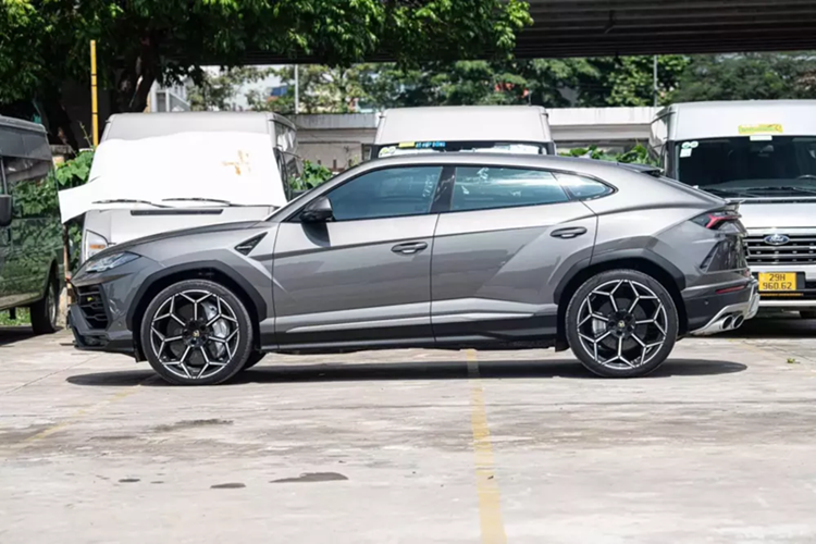 Chiếc xe Lamborghini Urus này được nhập khẩu chính hãng, xe trải qua vài đời chủ nhưng quan trọng, đồng hồ công tơ mét chỉ hơn 3.000 km, nội thất xe là bản 4 chỗ ngồi, phù hợp cho ai thích khoang hành khách tiện nghi, đẳng cấp hơn so với bản 4 chỗ.