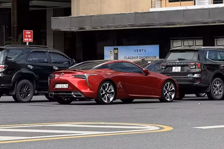 Chiếc xe Lexus LC 500 này có màu đỏ và lần gần nhất hình ảnh xe được chia sẻ lên mạng xã hội là cách đây vài năm trước, với phần bụi đóng dày đặc trên ngoại thất xe.