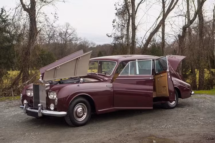 Phantom III được thay thế bởi Phantom IV vào năm 1950. Rolls-Royce từng quyết định ngừng sản xuất xe sang cỡ lớn sau Thế chiến II, nhưng sau đó thay đổi và tiếp tục với Phantom IV. Chỉ có 18 chiếc Phantom IV được sản xuất và bán độc quyền cho gia đình hoàng gia Anh hoặc các nguyên thủ quốc gia.