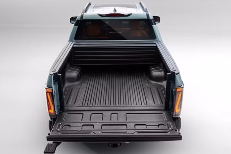 Sức mạnh được truyền đến cầu sau hoặc cả bốn bánh thông qua hộp số tự động thiết kế riêng cho xe hybrid. Mẫu xe bán tải này sở hữu 2 tùy chọn pin với dung lượng 17 kWh và 32,85 kWh. Hai loại pin này mang đến quãng đường di chuyển bằng điện lần lượt là 60 km và 135 km.