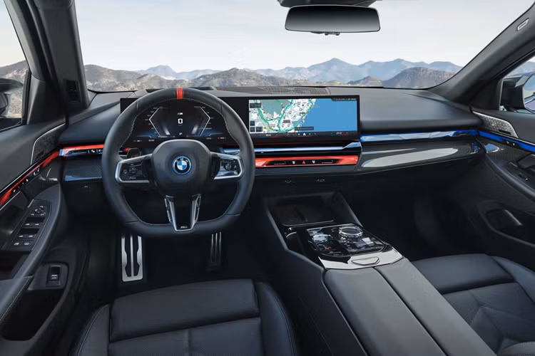 Ngoại thất xe cũng được tinh chỉnh nhìn thể thao hơn, với nhiều đường gân nổi táo bạo, lưới tản nhiệt lớn hơn và cụm đèn chiếu sáng LED kích thước lớn, thiết kế tách rời. Đuôi xe có cụm đèn hậu LED thanh mảnh, các chi tiết mạ chrome truyền thống được thay bằng ốp màu đen tạo nét hiện đại.