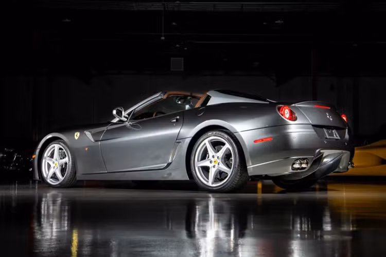 Dựa trên 599 GTB Fiorano (Tipo F141), chiếc roadster hai chỗ ngồi này trang bị động cơ V-12 dung tích 5.999 cc góc 65 độ cải tiến và hộp số F1 Superfast 6 cấp từ phiên bản giới hạn 599 GTO. Với công suất 661 mã lực tại 8.250 vòng/phút và mô-men xoắn 620 Nm tại 6.500 vòng/phút, hiệu suất ấn tượng.