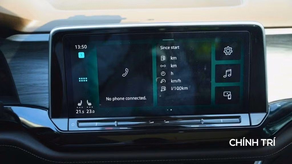 Volkswagen Viloran được trang bị màn hình trung tâm 12 inch và màn hình thông số 10,3 inch kỹ thuật số. Màn hình trung tâm cảm ứng hiển thị giao diện giải trí và điều khiển, hỗ trợ Apple CarPlay và Android Auto không dây.