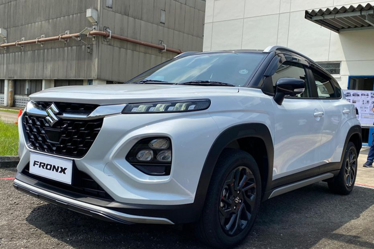 Thêm vào đó là hộp số sàn 5 cấp hoặc hộp số tự động 6 cấp. Trong khi đó, phiên bản GL dùng động cơ xăng 4 xi-lanh, dung tích 1,5L với mã K15B. Động cơ này cho công suất tối đa 105 mã lực tại tua máy 6.000 vòng/phút và mô-men xoắn cực đại 138 Nm tại tua máy 4.400 vòng/phút.