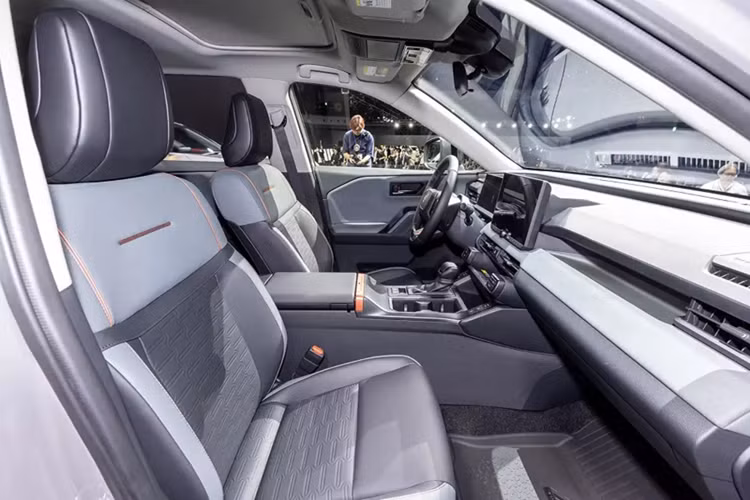 Chưa hết, xe còn được trang bị sàn không thấm nước ở khu vực để chân của cả hai hàng ghế...