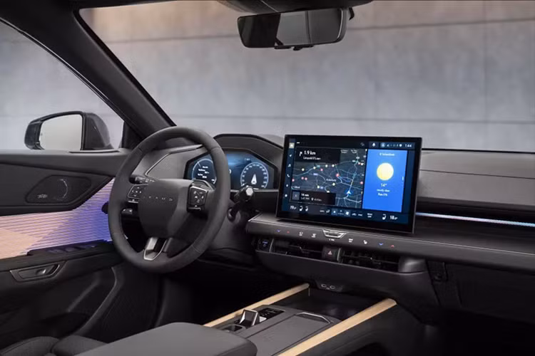 Bên cạnh đó là những điểm nhấn khác như các chi tiết nội thất như tấm ốp trang trí tích hợp đèn làm bằng kỹ thuật in xếp lớp tre, họa tiết dập nổi bằng da nhân tạo hay nút cảm ứng “Hidden Switches” chỉ hiện lên khi xe khởi động.