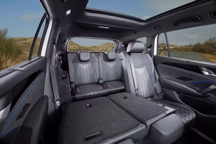 Hàng ghế thứ hai có thể trượt/ngả theo tỉ lệ 60:40 với tựa tay trung tâm. Bệ tì tay đi kèm khay để cốc và khay chứa điện thoại/máy tính bảng có thể điều chỉnh trái/phải. Hàng ghế thứ ba có thể gập lại, mở rộng dung tích khoang hành lý lên 850 lít (tăng 15 lít so với Tiguan Allspace) trong khi bản 5 chỗ 150TSI Life có cốp rộng 885 lít.