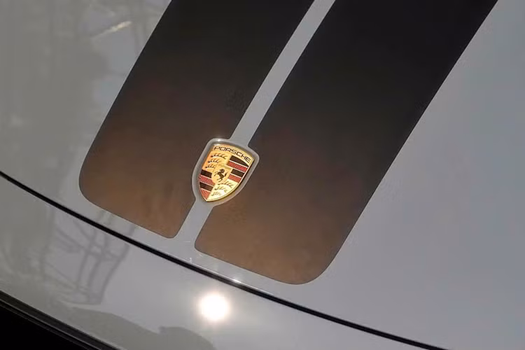 Bộ mâm đa chấu kép của xe cũng rất mạnh mẽ so với mâm thường theo xe, nhiều khả năng chiếc xe Porsche 911 này phải có tùy chọn trên 1,2 tỷ đồng là ít. Hiện tại, dòng xe Porsche 911 992.2 có giá bán chính hãng khởi điểm từ 9,64 tỷ đồng.