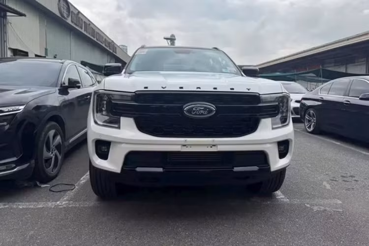 Xe không có các tính năng an toàn chủ động ADAS như những phiên bản cao cấp hơn. "Trái tim" của Ford Everest phiên bản mới vẫn là động cơ diesel 4 xi-lanh, tăng áp, dung tích 2.0L, sản sinh công suất tối đa 170 mã lực và mô-men xoắn cực đại 405 Nm, đi kèm hộp số tự động 6 cấp.