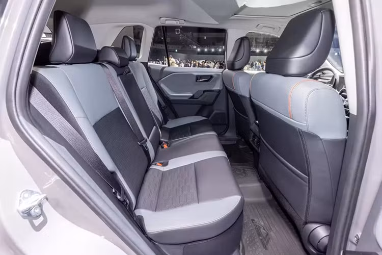 Góc gập của hàng ghế sau được giảm từ 10 độ xuống còn 5 độ để tăng sự tiện lợi.