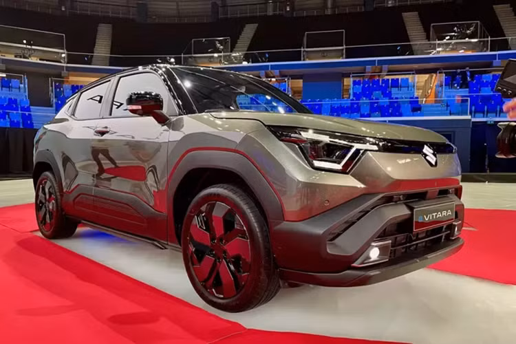 Suzuki e Vitara là mẫu SUV điện đã chính thức ra mắt vào hồi tháng 11/2024. Mẫu xe này đánh dấu việc Suzuki lần đầu tiên tung ra một mẫu xe chạy hoàn toàn bằng điện. Theo kế hoạch của Suzuki, e Vitara sẽ được phân phối trước tại các thị trường châu Âu, Nhật Bản và Ấn Độ.