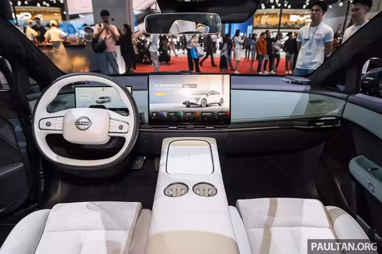 Điều này làm dấy lên tin đồn về việc Nissan N7 sẽ được bán tại thị trường ngoài Trung Quốc dưới cái tên Primera. Dù N7 là một chiến thắng đáng chú ý của Nissan nhưng hãng không tự mình phát triển toàn bộ mẫu xe này. Thay vào đó, N7 được phát triển dựa trên mẫu xe Trung Quốc có tên Dongfeng eπ 007.