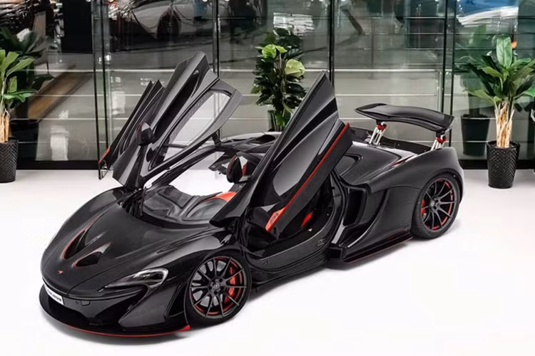 McLaren P1 là 1 trong 3 chiếc xe thuộc "Bộ ba thần thánh" - "Holy Trinity" của các siêu xe đầu thập niên 2010 như Ferrari LaFerrari và Porsche 918 Spyder.
