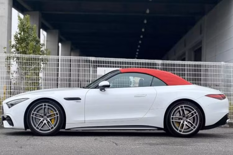 Màn hình sau tay lái dạng kỹ thuật số 12,3 inch. Các chế độ lái được điều chỉnh bằng núm xoay trên cần số, hệ thống tùy chỉnh âm thanh ống xả là những trang bị tiêu chuẩn, có trên chiếc xe thể thao mui trần Mercedes-AMG SL43 thế hệ thứ 7. Cửa gió điều hòa mô phỏng cánh quạt các máy bay chiến đấu.