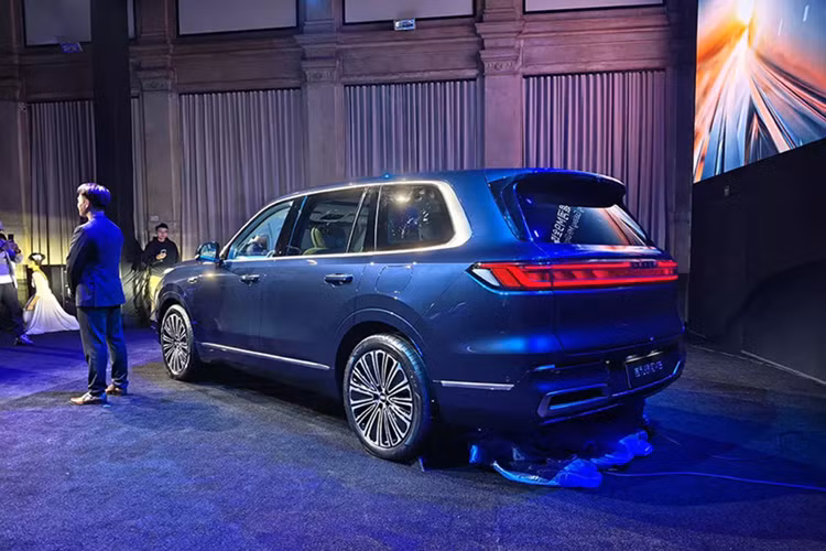 Ngoài ra, xe còn được tích hợp hệ thống hỗ trợ lái thông minh G-pilot H5 với tên gọi Thiên Lý Hạo Hãn trong tiếng Trung Quốc như đã đề cập ở trên. Tại buổi họp báo ra mắt xe, CEO Cảnh Gia Duy của Geely cho biết tên gọi M9 xuất phát từ sự phân chia mới trong các dòng xe Galaxy.