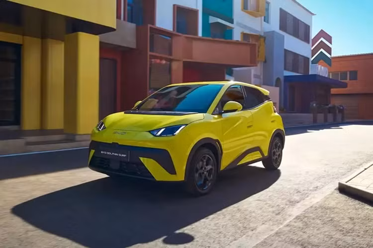 Trong khi đó, BYD Seagull ở Trung Quốc có giá chưa đến 10.000 USD (244 triệu đồng). So với Seagull ở thị trường Trung Quốc, BYD Dolphin Surf dành cho châu Âu dài hơn (3.900 mm) và đi kèm một số nâng cấp.