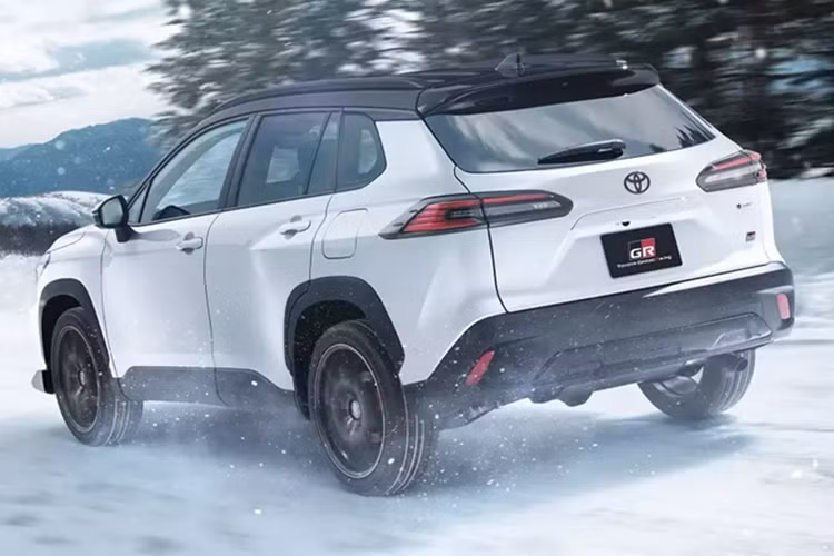 Về thiết kế, Toyota Corolla Cross dành cho thị trường Nhật Bản khá giống với phiên bản châu Âu. Điểm khác biệt đáng chú ý duy nhất ngoài vô lăng bên phải theo tiêu chuẩn Nhật, là logo trước xe. Logo này được điều chỉnh theo phong cách thiết kế địa phương cho các mẫu Toyota không thuộc dòng GR tại Nhật Bản.