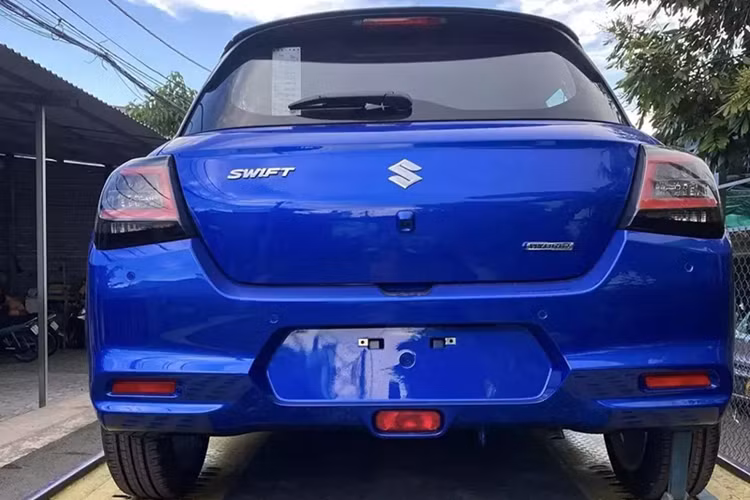 Cụ thể hơn, mẫu xe hatchback hạng B này sở hữu những chi tiết ngoại thất mới như lưới tản nhiệt, cụm đèn pha LED, dải đèn LED định vị ban ngày, cản trước/sau, vành la-zăng và đèn hậu. Tay nắm cửa sau cũng đã được chuyển từ cột C xuống cửa.