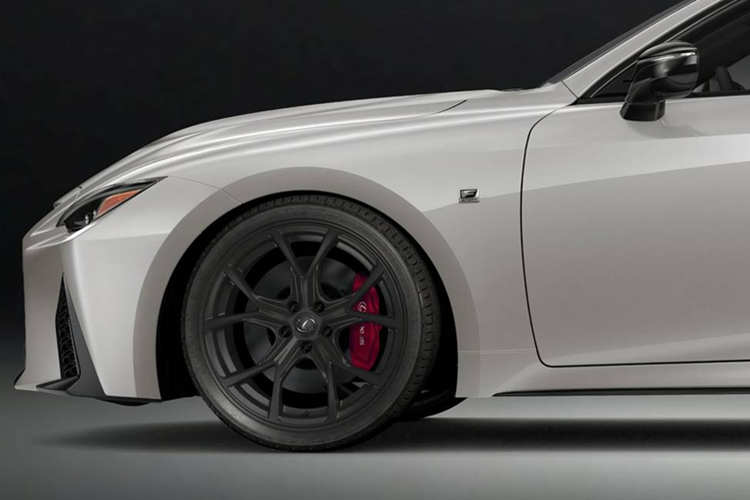 Để tôn vinh lịch sử và di sản của dòng xe danh tiếng này, Lexus đã giới thiệu IS 500 Ultimate Edition 2025 sử dụng động cơ V8 hút khí tự nhiên cuối cùng trên thị trường. Tại Bắc Mỹ, chỉ có 500 chiếc Lexus IS 500 Ultimate Edition 2025 và sẽ bán vào cuối năm nay.