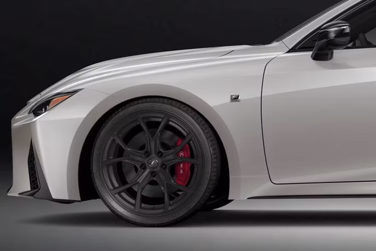 Để tôn vinh lịch sử và di sản của dòng xe danh tiếng này, Lexus đã giới thiệu IS 500 Ultimate Edition 2025 sử dụng động cơ V8 hút khí tự nhiên cuối cùng trên thị trường. Tại Bắc Mỹ, chỉ có 500 chiếc Lexus IS 500 Ultimate Edition 2025 và sẽ bán vào cuối năm nay.