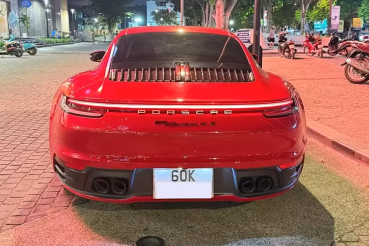 So với phiên bản 991, Porsche 911 992 đã được thay đổi thiết kế của một số chi tiết như cụm đèn hậu, nắp cốp sau và cản sau. Ngoài ra, Porsche 911 thế hệ mới còn được bổ sung đường nằm ngang nối giữa 2 cụm đèn hậu. Chắn bùn sau rộng.