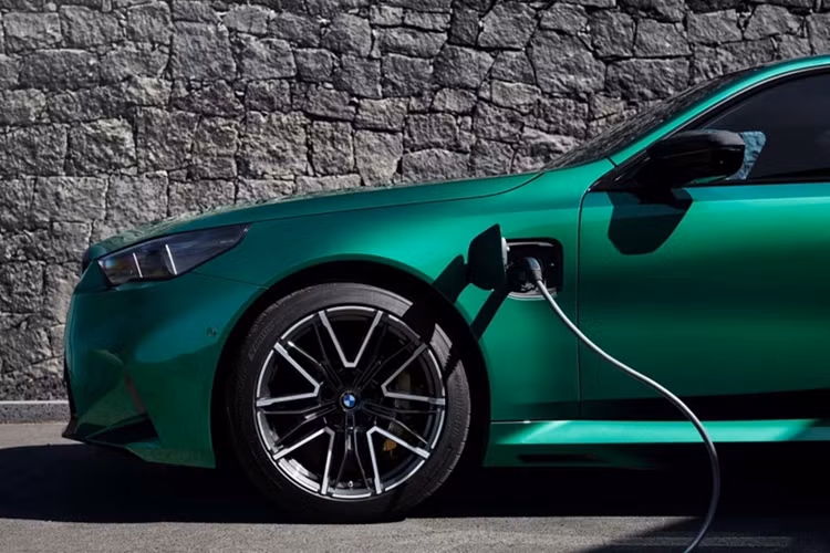 Khoang cabin của xe sở hữu nhiều tiện ích cao cấp như: màn hình cong BMW Curved Display gồm đồng hồ 12,3 inch và màn hình cảm ứng trung tâm 14,9 inch chạy hệ điều hành iDrive 8.5.