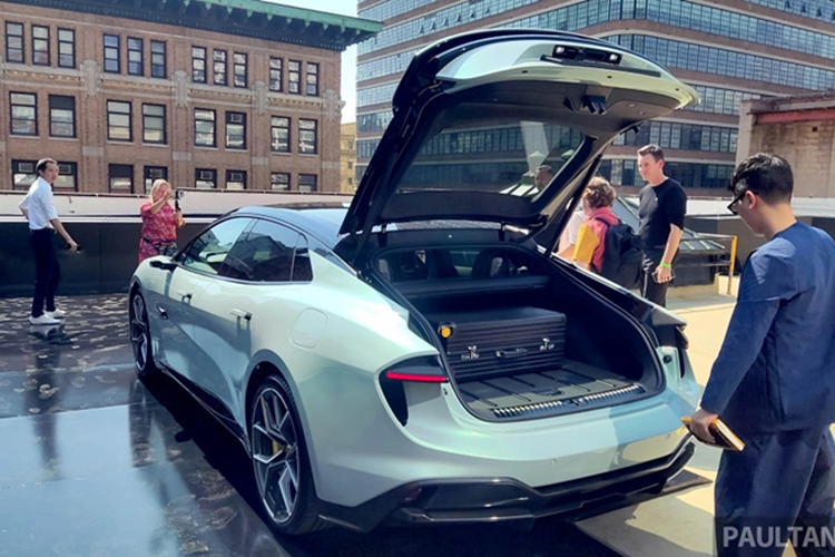 Trước đó, cảnh sát Dubai đã bổ sung MANSORY Rolls-Royce Cullinan và Lamborghini Urus Performante vào đội hình xe cảnh sát; việc các siêu xe gia nhập xe công vụ đã đưa đội xe của Cảnh sát Dubai trở thành một trong những đội xe độc đáo nhất trên thế giới.