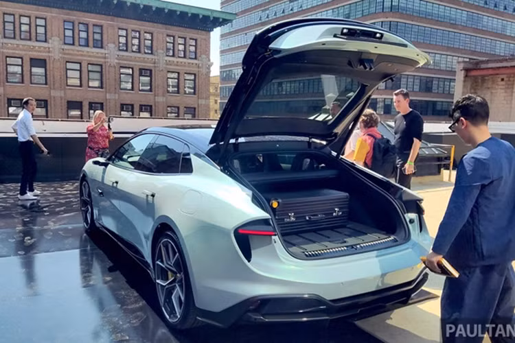 Trước đó, cảnh sát Dubai đã bổ sung MANSORY Rolls-Royce Cullinan và Lamborghini Urus Performante vào đội hình xe cảnh sát; việc các siêu xe gia nhập xe công vụ đã đưa đội xe của Cảnh sát Dubai trở thành một trong những đội xe độc đáo nhất trên thế giới.